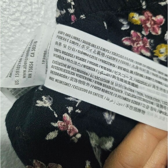 Abercrombie & Fitch Ditsy Floral Off Shoulder Floral Crochet Hem Romper Size XS - Picture 12 of 13